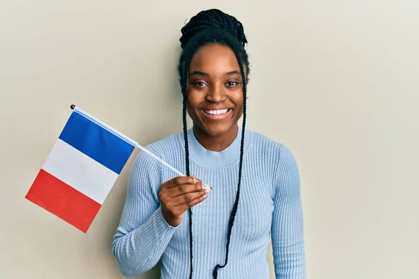 Donna Afroamericana Con Capelli Intrecciati Tenendo Bandiera Francese Guardando Positivo — Foto Stock