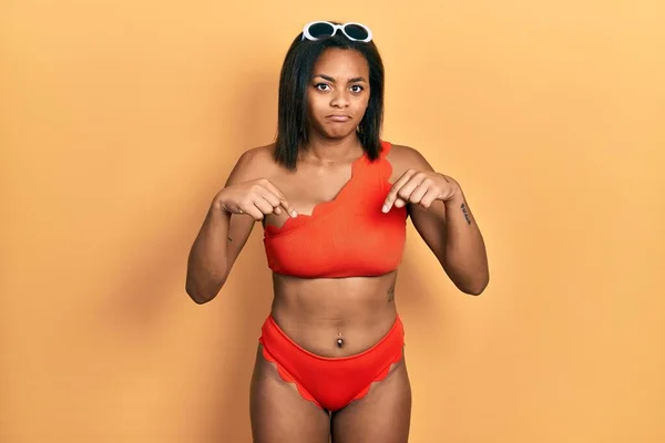 Bikini Giyen Genç Afro Amerikalı Kız Üzgün Üzgün Görünüyor Parmaklarıyla — Stok fotoğraf