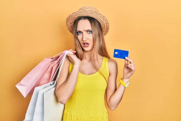 Chica Rubia Joven Sosteniendo Bolsas Compras Tarjeta Crédito Cara Choque — Foto de Stock