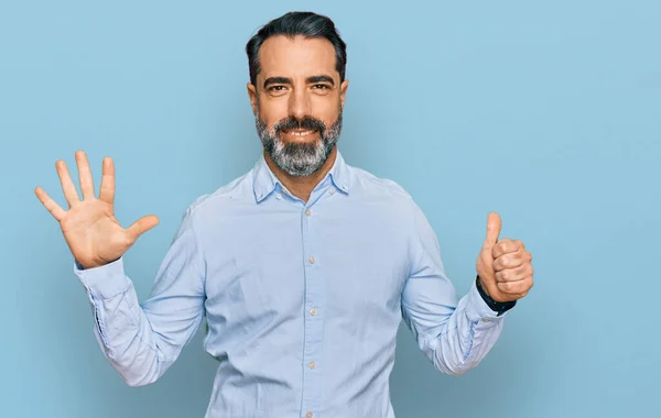 Muž Středního Věku Vousy Obchodní Košili Ukazuje Ukazuje Prsty Číslo — Stock fotografie