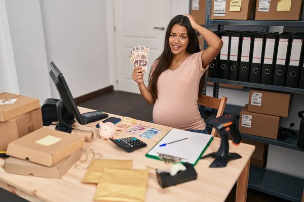 Young Pregnant Woman Working Small Business Ecommerce Holding Mexican Pesos — Stock Photo, Image