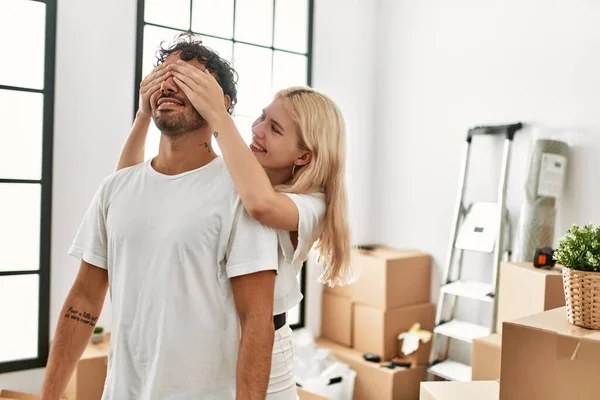 Vrouw Verrassend Zijn Vriend Dekking Ogen Nieuw Huis — Stockfoto