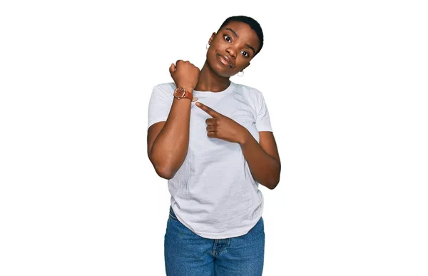Jovem Afro Americana Vestindo Camisa Branca Casual Com Pressa Apontando — Fotografia de Stock