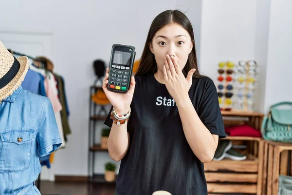 Jeune Femme Asiatique Travaillant Comme Gestionnaire Boutique Détail Tenant Dataphone — Photo