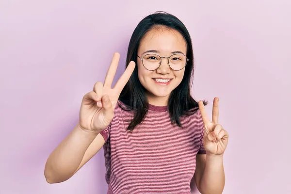 Menina Chinesa Jovem Vestindo Roupas Casuais Óculos Sorrindo Olhando Para — Fotografia de Stock