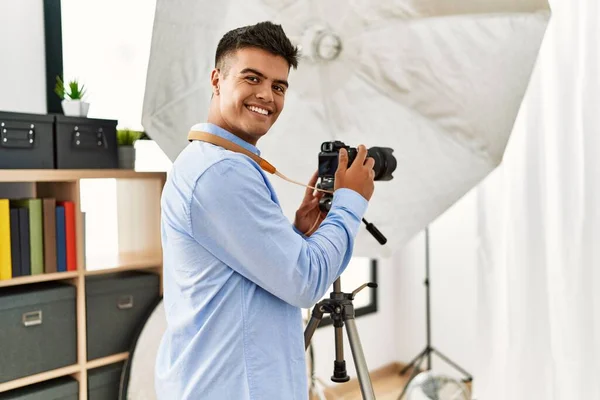 Young Hispanic Man Photographer Using Professional Camera Photography Studio — Φωτογραφία Αρχείου
