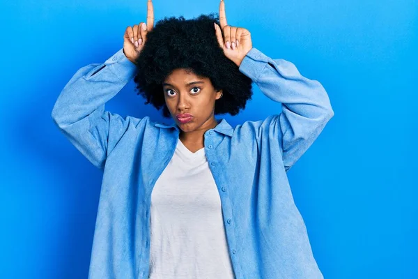 Jonge Afrikaanse Amerikaanse Vrouw Dragen Casual Kleding Doen Grappig Gebaar — Stockfoto