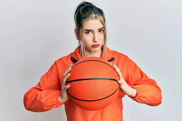 若い現代の少女バスケットボールボールを保持落ち込んで苦痛のために心配し 怒っていると恐れて泣いている 悲しい表情 — ストック写真