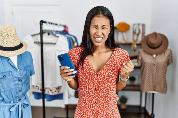 Junge Hispanische Frau Die Einer Boutique Mit Smartphone Arbeitet Wütend — Stockfoto