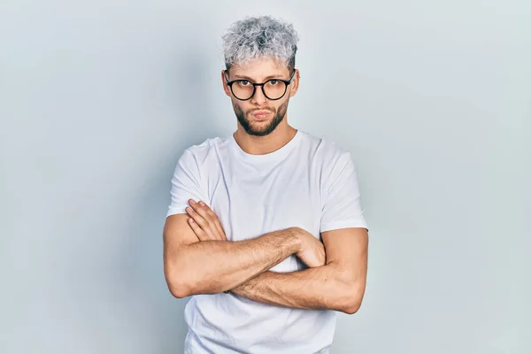 Modern Boyalı Saçlı Beyaz Tişörtlü Gözlüklü Şüpheci Gergin Yüzünde Çapraz — Stok fotoğraf