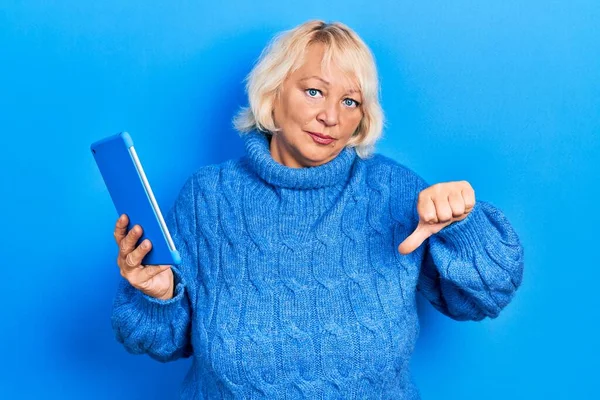 Blonde Frau Mittleren Alters Mit Touchpad Gerät Mit Wütendem Gesicht — Stockfoto
