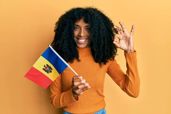 Afroamerykanka Afro Włosy Trzymając Flagę Moldova Robi Znak Palcami Uśmiechnięty — Zdjęcie stockowe