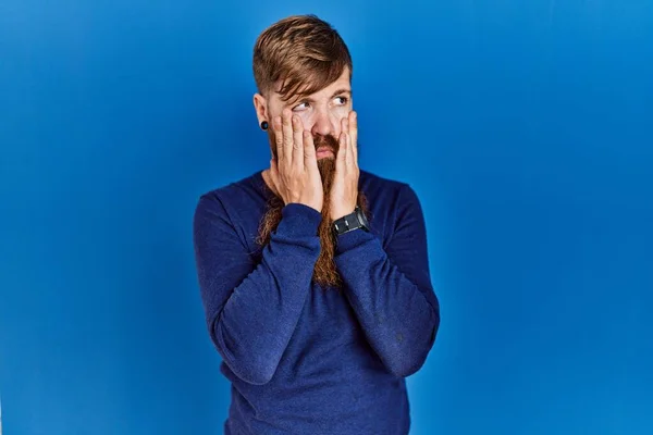 Rotschopf Mit Langem Bart Trägt Lässigen Blauen Pullover Über Blauem — Stockfoto