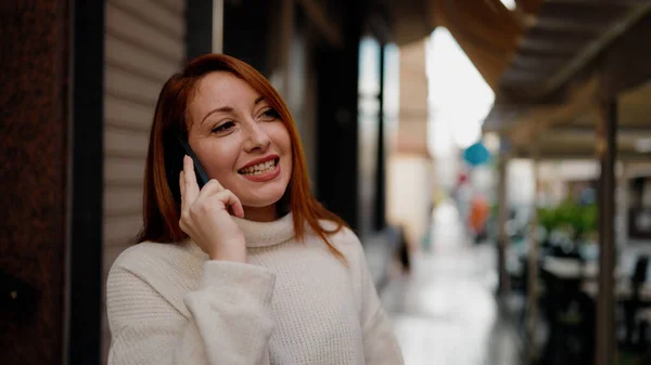Νεαρή Κοκκινομάλλα Γυναίκα Χαμογελά Αυτοπεποίθηση Μιλώντας Στο Smartphone Στο Δρόμο — Φωτογραφία Αρχείου