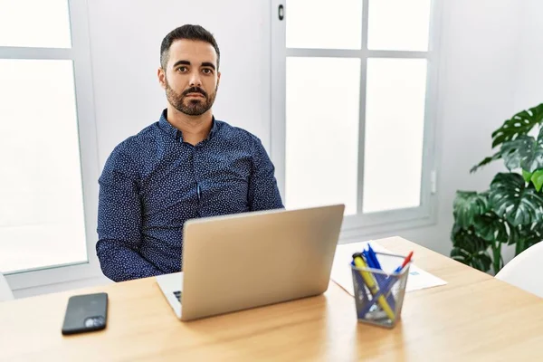 Joven Hombre Hispano Con Barba Trabajando Oficina Con Portátil Relajado —  Fotos de Stock