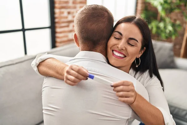 Hombre Mujer Pareja Abrazándose Mutuamente Sosteniendo Prueba Embarazo Casa —  Fotos de Stock
