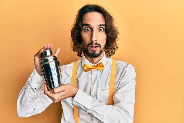 Ung Latinamerikansk Man Förbereder Cocktail Blanda Dryck Med Shaker Rädd — Stockfoto