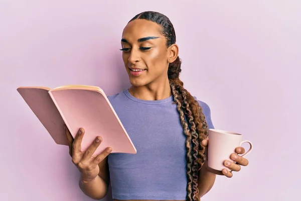 Homme Hispanique Portant Maquillage Cheveux Longs Lecture Livre Boire Tasse — Photo