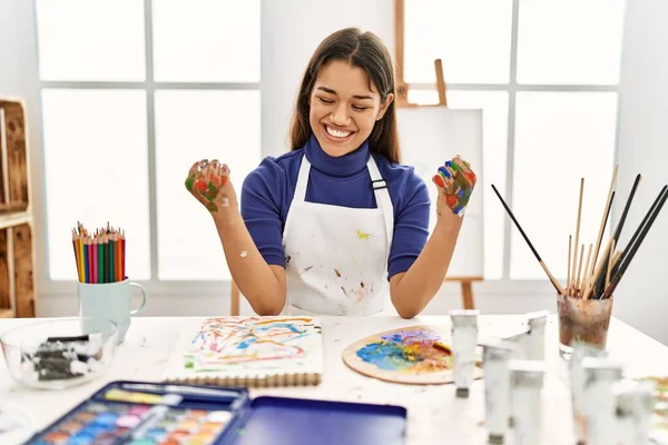 Jeune Femme Brune Studio Art Avec Les Mains Peintes Très — Photo