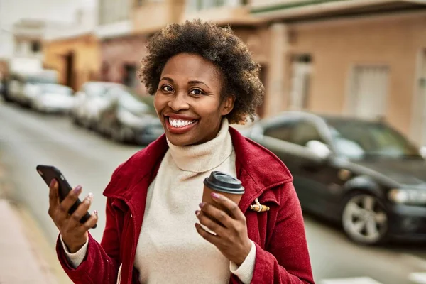 Vacker Verksamhet Afrikansk Amerikansk Kvinna Med Afro Hår Ler Glad — Stockfoto