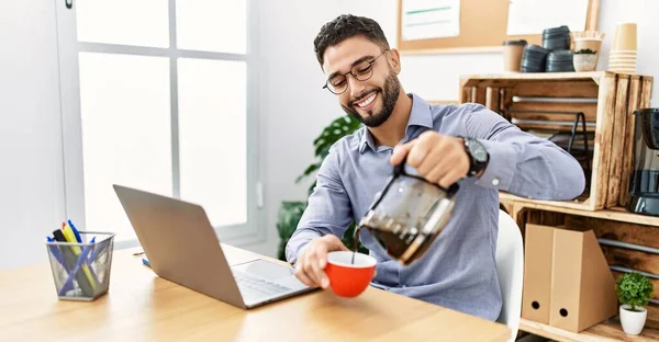 Νεαρός Άραβας Χαμογελά Σίγουρος Πίνοντας Καφέ Δουλεύοντας Στο Γραφείο — Φωτογραφία Αρχείου