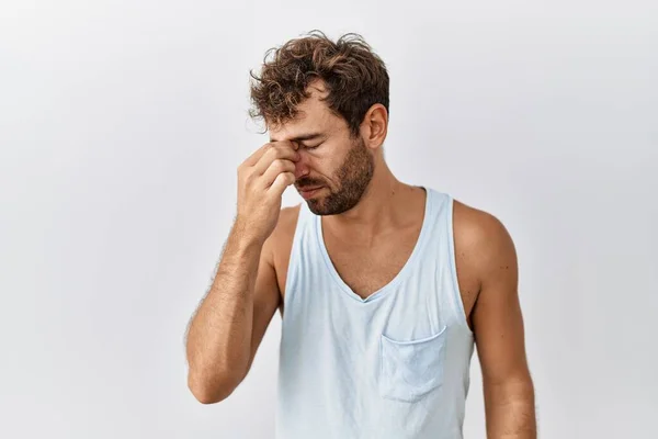 Homem Bonito Jovem Sobre Fundo Isolado Cansado Esfregando Nariz Olhos — Fotografia de Stock