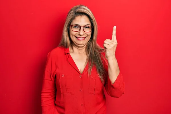 Mujer Hispana Mediana Edad Que Usa Ropa Casual Gafas Apuntando — Foto de Stock