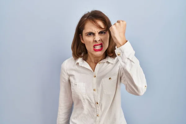 Jonge Mooie Vrouw Staat Casual Blauwe Achtergrond Boos Gek Razende — Stockfoto