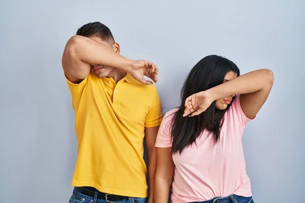 Jeune Couple Debout Sur Fond Isolé Couvrant Les Yeux Avec — Photo