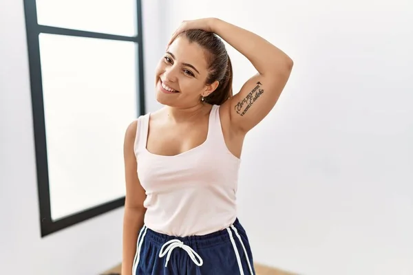 Joven Mujer Hispana Sonriendo Confiada Estirándose Centro Deportivo — Foto de Stock