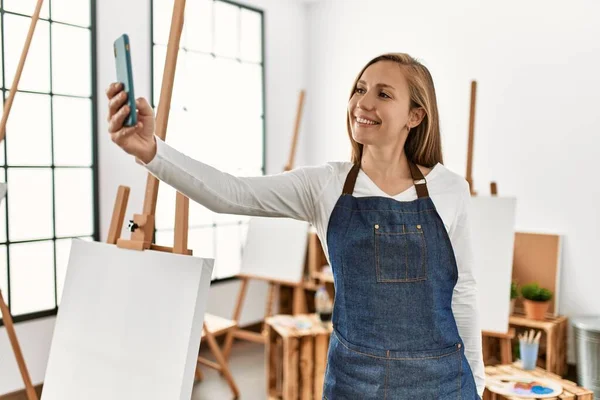 Young Caucasian Woman Smiling Confident Make Selfie Smartphone Art Studio — ストック写真