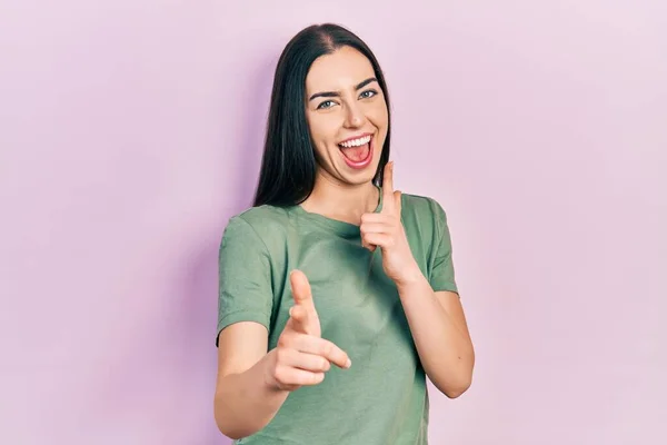 Mooie Vrouw Met Blauwe Ogen Met Casual Shirt Wijzende Vingers — Stockfoto