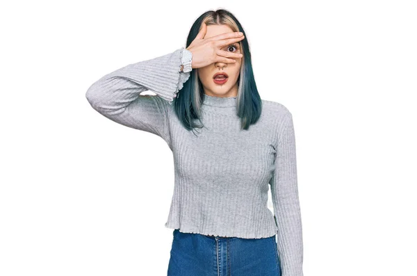 Rapariga Moderna Vestindo Camisola Casual Espreitando Choque Cobrindo Rosto Olhos — Fotografia de Stock