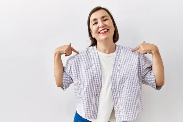 Mooie Middelbare Leeftijd Latino Vrouw Staande Geïsoleerde Achtergrond Verrast Wijzend — Stockfoto