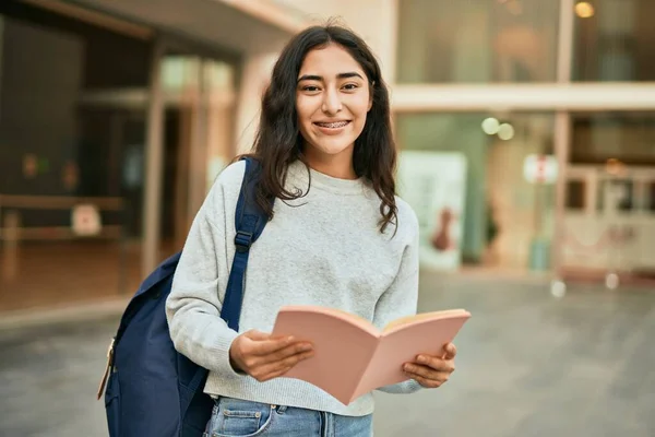 Junge Studentin Aus Dem Mittleren Osten Lächelt Glücklich Buch Der — Stockfoto