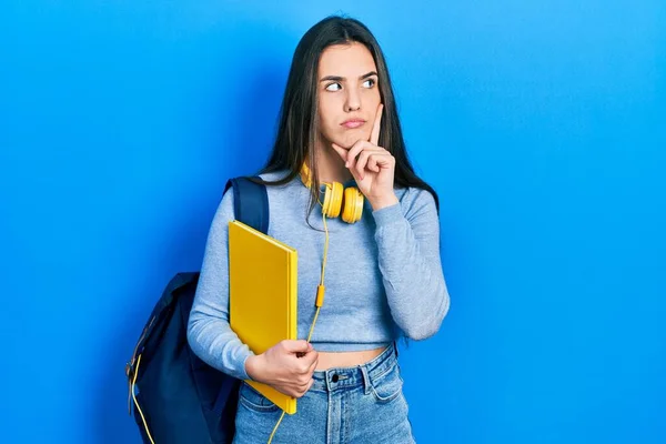 Junge Brünette Teenager Tragen Studentenrucksack Und Kopfhörer Ernstes Gesicht Denken — Stockfoto