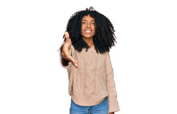 Chica Afroamericana Joven Con Ropa Casual Sonriente Amistoso Ofreciendo Apretón —  Fotos de Stock