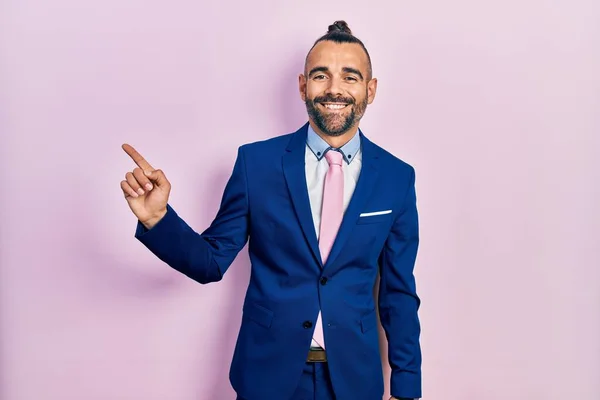 Junger Hispanischer Mann Businessanzug Und Krawatte Mit Einem Breiten Lächeln — Stockfoto
