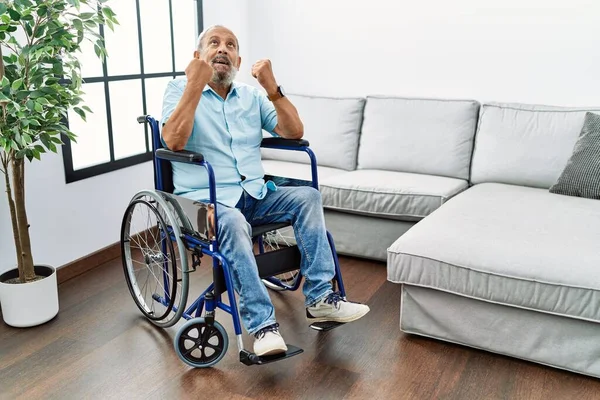 Ein Gutaussehender Älterer Herr Der Rollstuhl Wohnzimmer Sitzt Und Mit — Stockfoto