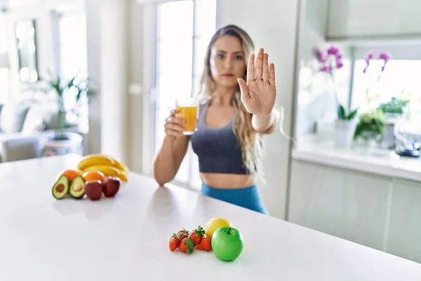 Junge Kaukasische Fitness Frau Sportbekleidung Trinkt Gesunden Orangensaft Mit Offener — Stockfoto