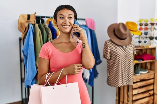 Mladá Hispánka Žena Zákazník Mluví Smartphone Držení Nákupních Tašek Obchodě — Stock fotografie