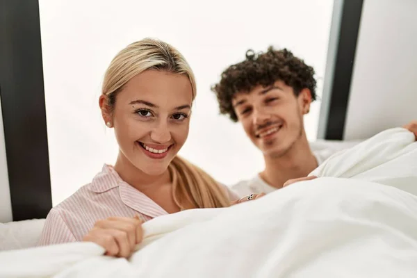 침대에 집에서 담요를 아름다운 — 스톡 사진