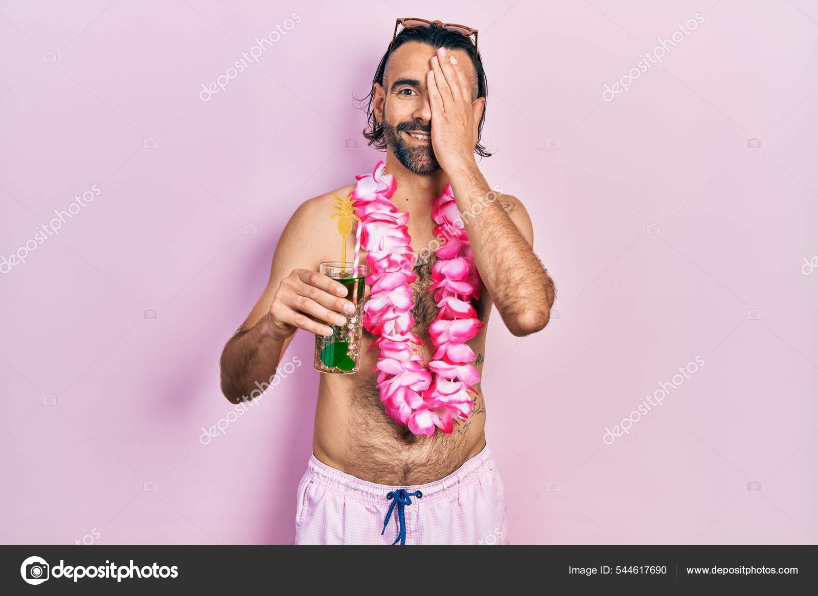 Ung Latinamerikansk Man Baddräkt Och Hawaiian Lei Dricka Tropisk Cocktail —  Stockfotografi © Krakenimages.com #544617690