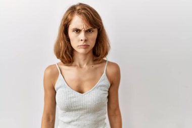 Kafkasyalı güzel bir kadın izole edilmiş arka planda duruyor şüpheci ve gergin, sorun yüzünden surat asıyor. negatif kişi. 