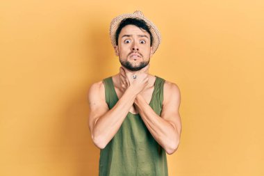 Genç İspanyol adam yaz şapkası takmış bağırıyor ve boğularak ölüyor çünkü acı verici bir boğulma. Sağlık problemi. Boğulma ve intihar konsepti. 