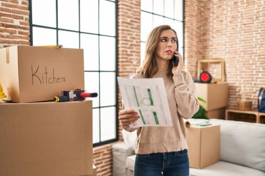 Yeni evdeki akıllı telefon okuma dokümanında konuşan genç bir kadın.