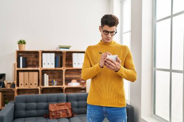 Genç İspanyol Psikolog Psikoloji Merkezi 'nde deftere yazıyor.