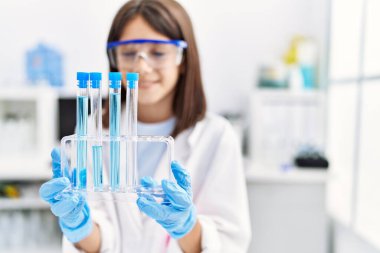 Laboratuvarda çalışan genç İspanyol kız.