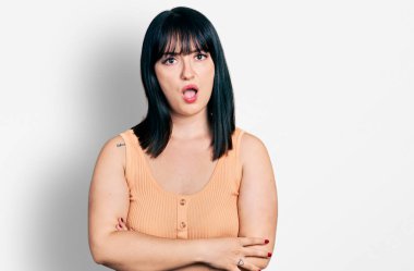 Genç Latin asıllı, iri yarı, kolları çapraz hareketli, ağzı açık, şüpheci ve alaycı bakışlı bir kadın. 