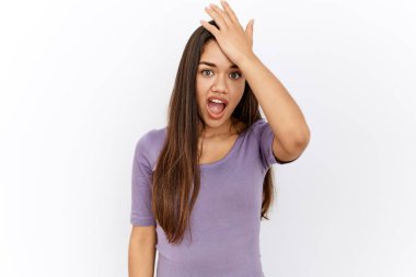 Genç esmer kadın izole edilmiş arka planda duruyor. Hata için elleri başının üstünde şaşırmış. Hatayı hatırla. Unuttum, kötü hafıza kavramı. 